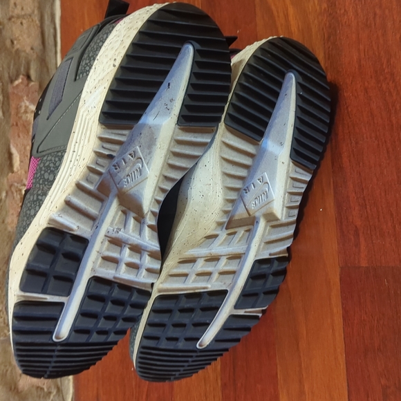 NIKE UTILITY HUARACHE BERRY GREY BLACK SAFARI Men's 11.5 - Picture 6 of 6